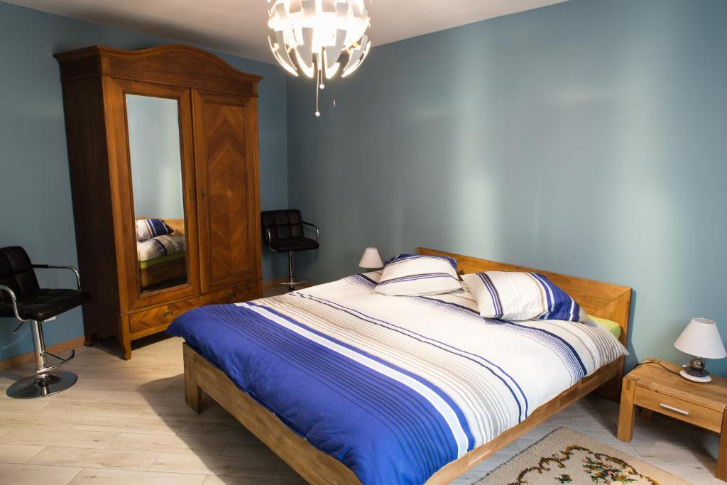ein Schlafzimmer mit einem Bett und einem großen Spiegel in der Unterkunft la petite maison in Wintzenheim