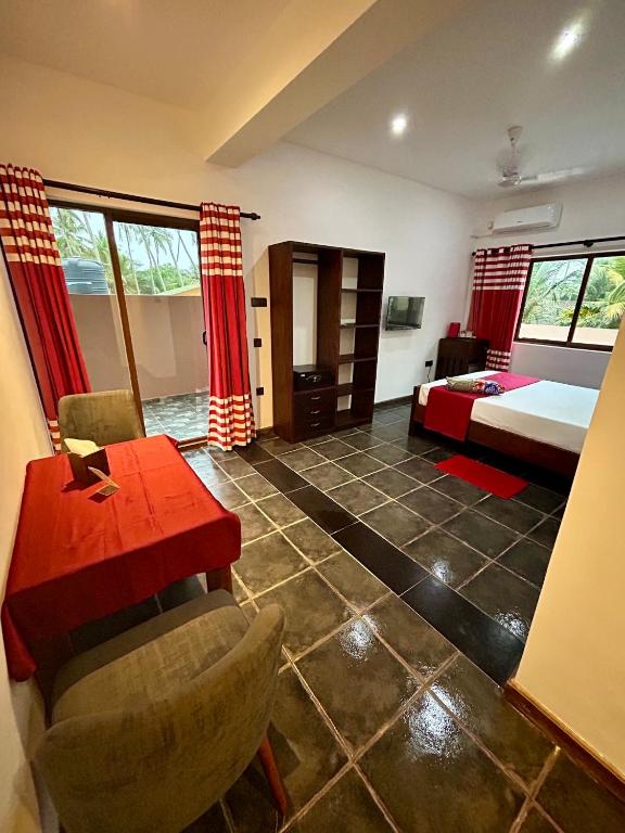 Postel nebo postele na pokoji v ubytování Reef Bungalow Hotel