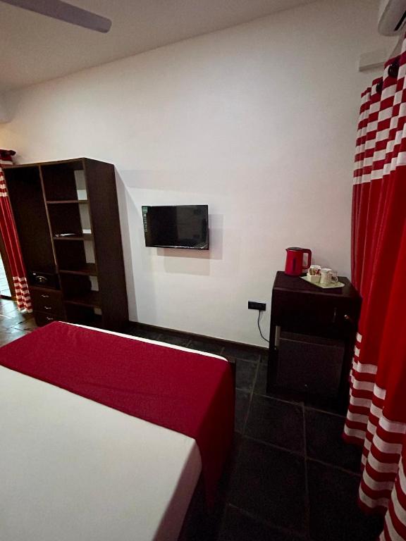 Postel nebo postele na pokoji v ubytování Reef Bungalow Hotel