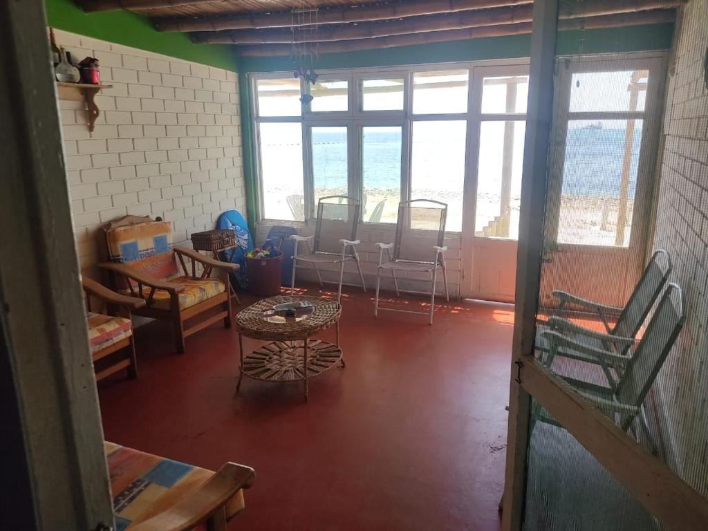Гостиная зона в Beach House SantaElena