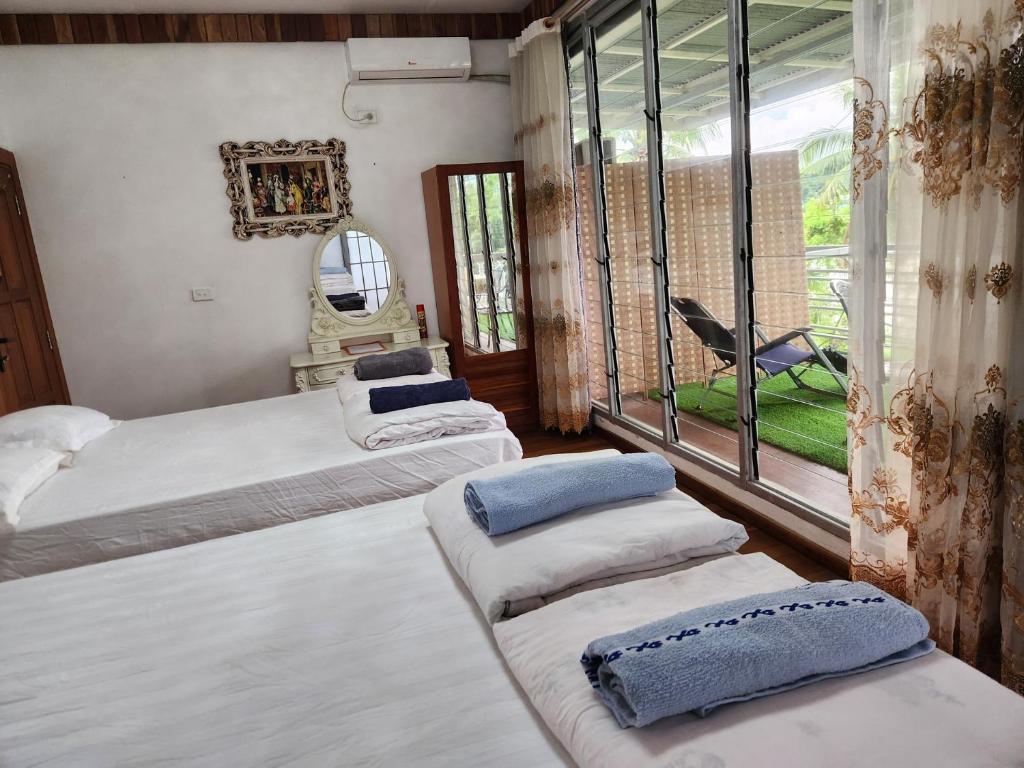 Postel nebo postele na pokoji v ubytování Suva Hideaway Villa