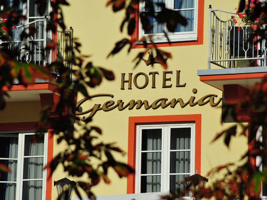 un panneau d'hôtel sur le côté d'un bâtiment dans l'établissement Hotel Germania, à Cochem