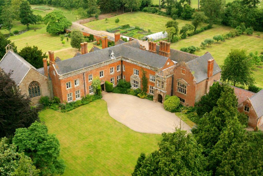 una vista aérea de una gran casa de ladrillo con entrada en Grafton Manor Hotel en Bromsgrove