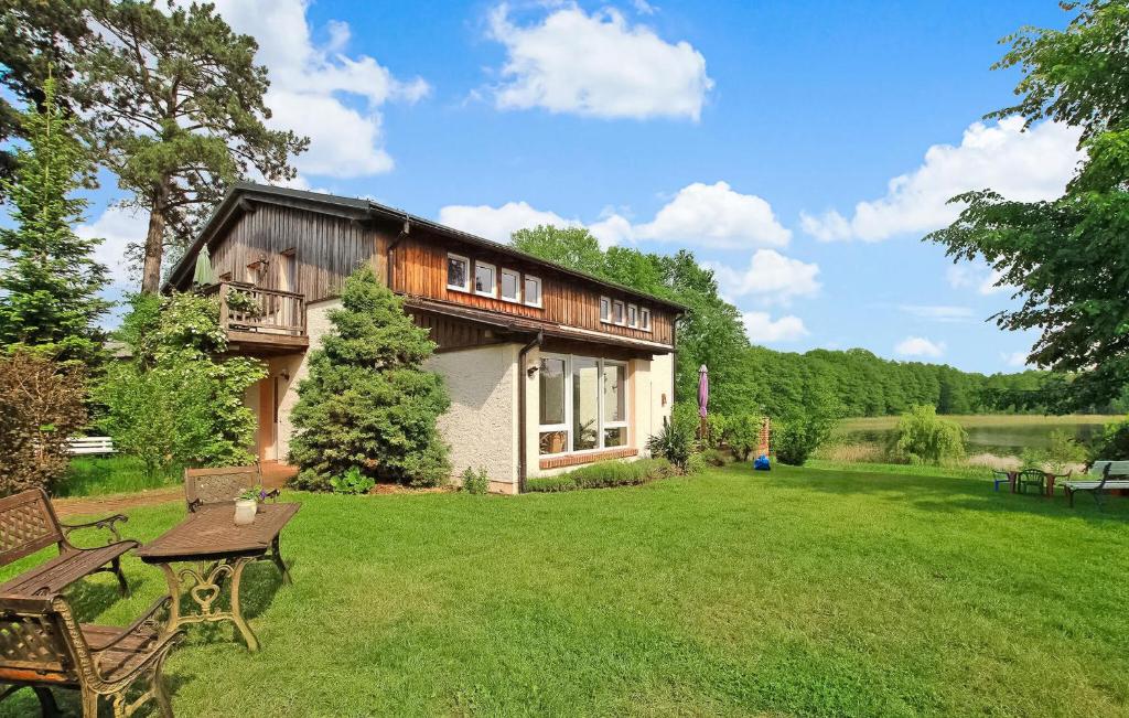 a house with a picnic table in the yard at Wohnung Templin Ot Dargersdorf in Dargersdorf