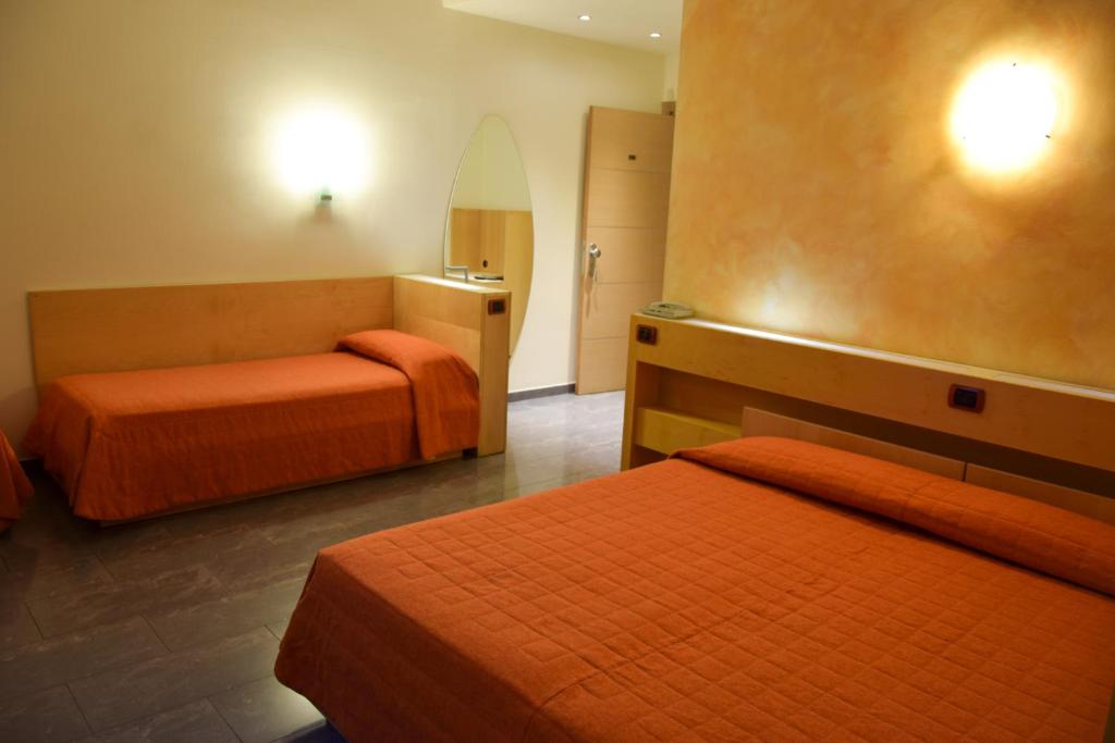 Łóżko lub łóżka w pokoju w obiekcie Hotel Losanna
