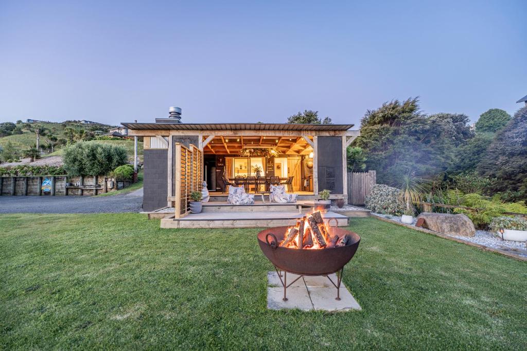 un foyer dans la cour d'une maison dans l'établissement Hosts on the Coast Bayview Sanctuary, à Whitianga