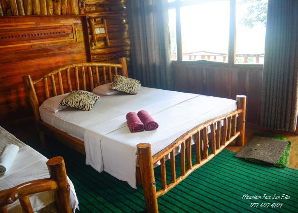 Postel nebo postele na pokoji v ubytování Mountain Face inn