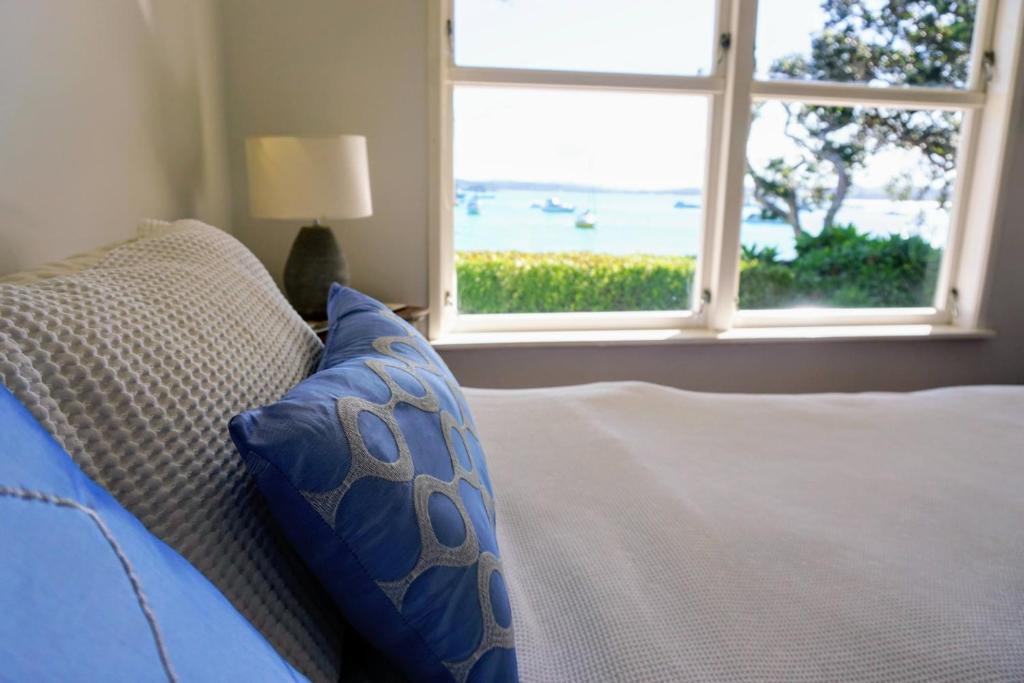 Letto o letti in una camera di LAST ON THE STRAND, RUSSELL - The BOATHOUSE