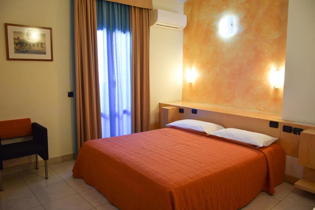 Łóżko lub łóżka w pokoju w obiekcie Hotel Losanna