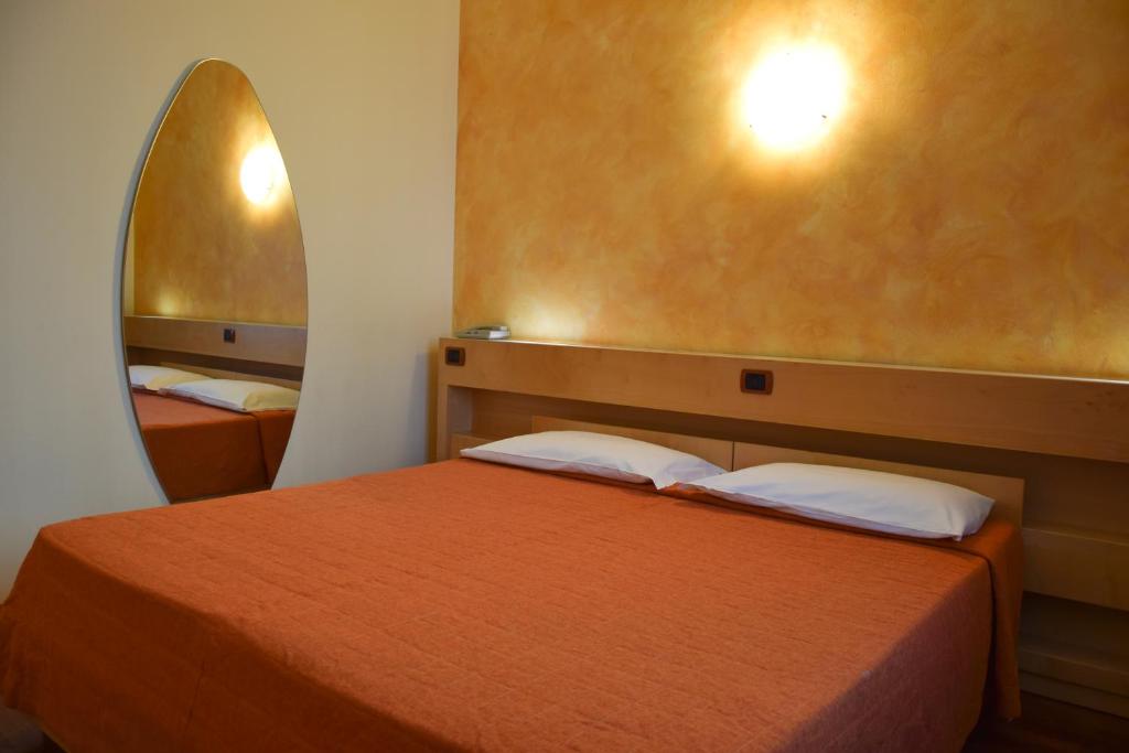 Łóżko lub łóżka w pokoju w obiekcie Hotel Losanna