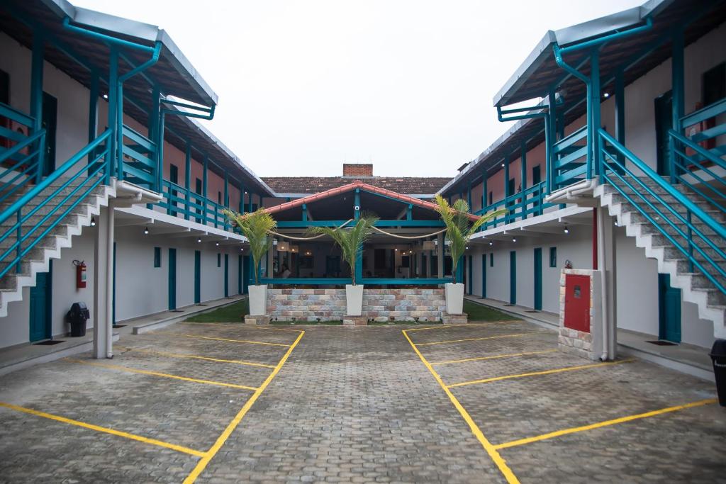 a courtyard of a building with blue and white buildings at Hotel Praia do Morro in Guarapari
