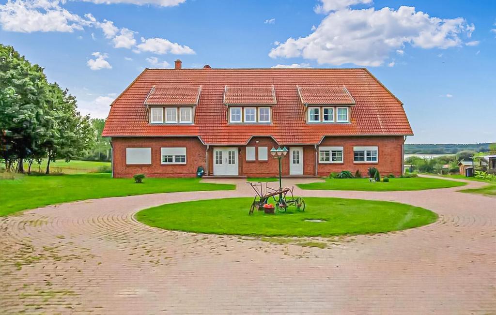 una casa in mattoni rossi con tetto rosso di Ferienwohnung Hohen Wangelin a Hohen Wangelin