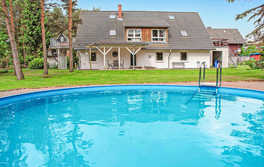una gran piscina frente a una casa en Ferienwohnung Pruchten, en Pruchten