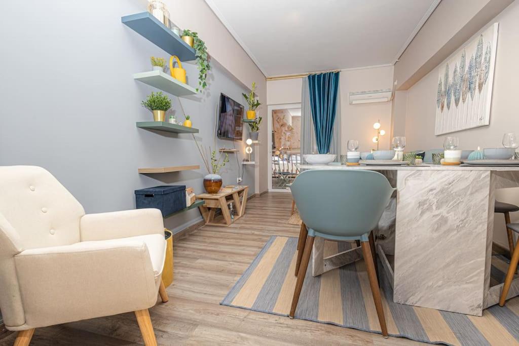 Posezení v ubytování Summer flat by the beach&Taverna