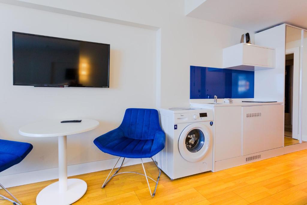 TV a/nebo společenská místnost v ubytování VIP APARTmENTS N10