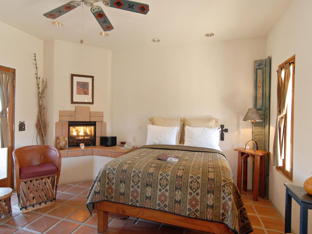 Borrego Valley Inn - Superior Queen Room With Fireplace