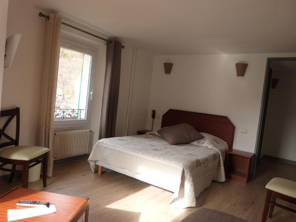 Postel nebo postele na pokoji v ubytování Hôtel Restaurant Le Lachens