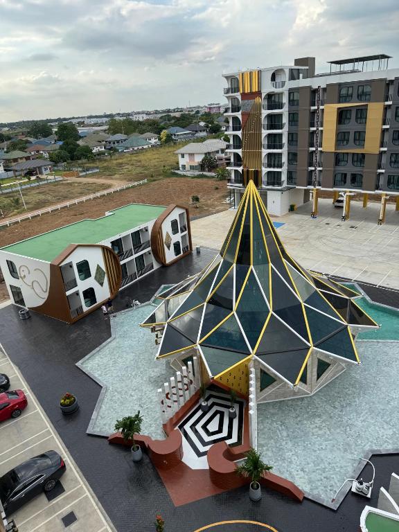 大城S3 Ayutthaya Hotel的享有建筑空中景致,设有帐篷