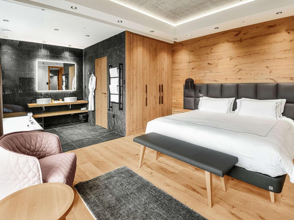 Postel nebo postele na pokoji v ubytování Swissôtel Damian Jasna