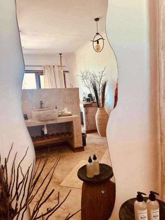 ein Badezimmer mit Waschbecken und Spiegel in der Unterkunft Zanzi Soul Luxury Boutique Hotel in Jambiani