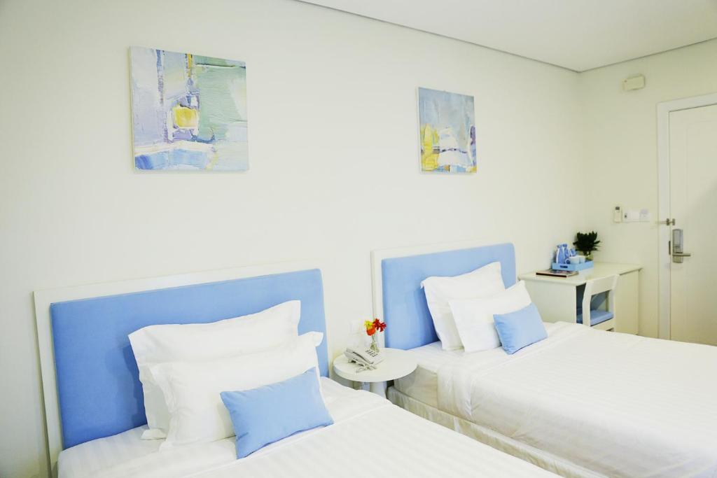 Postel nebo postele na pokoji v ubytování Palmier Hotel - Art House Da Nang