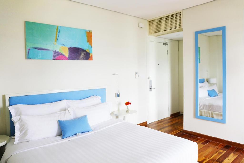 Postel nebo postele na pokoji v ubytování Palmier Hotel - Art House Da Nang