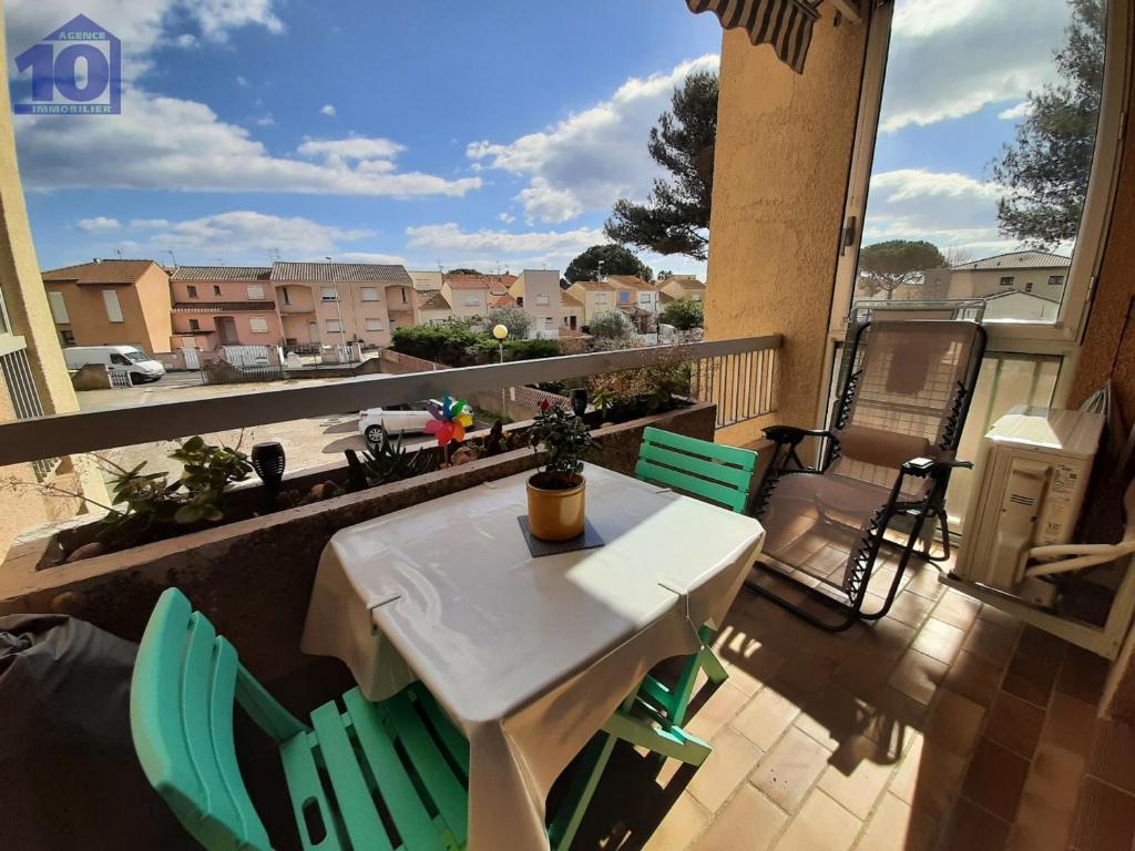 une table et des chaises sur un balcon avec vue dans l'établissement Valras-Plage: Apt 4 pers, clim, parking privé, proche plage - FR-1-781-56, à Valras-Plage