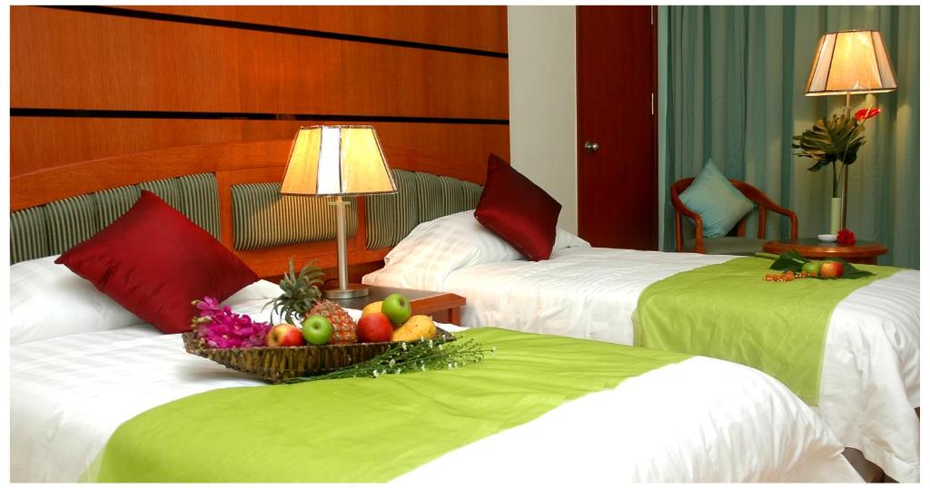 Postel nebo postele na pokoji v ubytování Oriental Crystal Hotel
