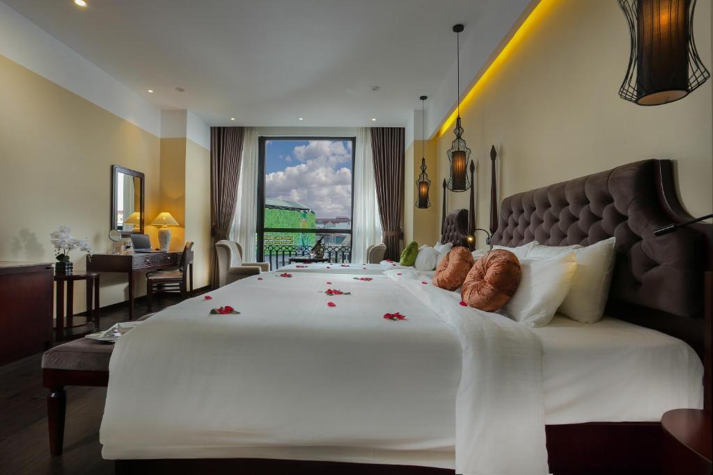 Giường trong phòng chung tại Hanoi Marvellous Hotel & Spa