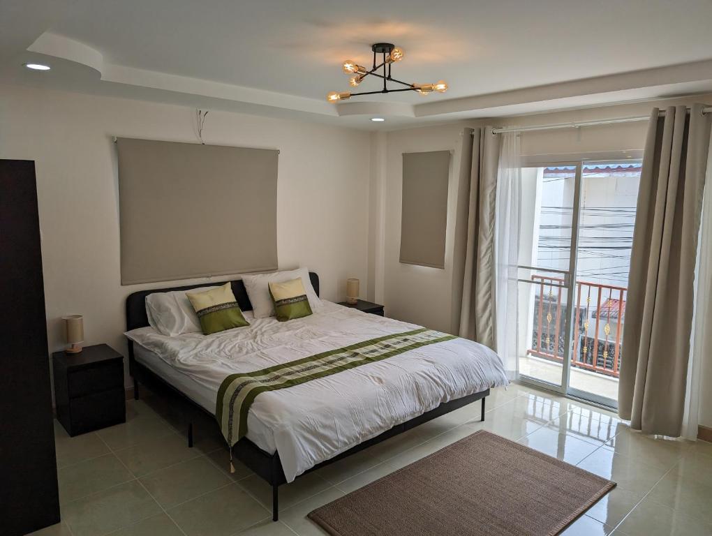 En eller flere senge i et værelse på Centrally Located 3 BR house in Hua Hin