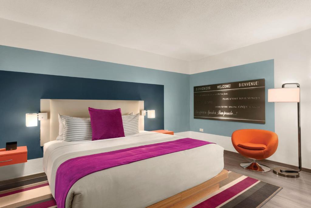 TRYP by Wyndham Isla Verde - King Room With Balcony