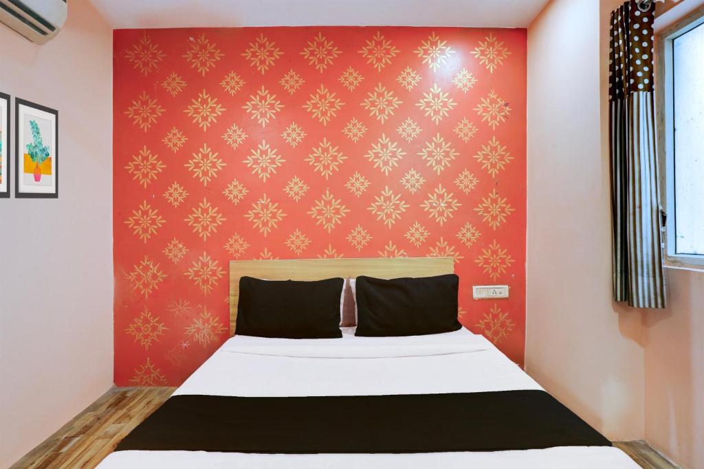 Postel nebo postele na pokoji v ubytování Super Hotel O S J Residency
