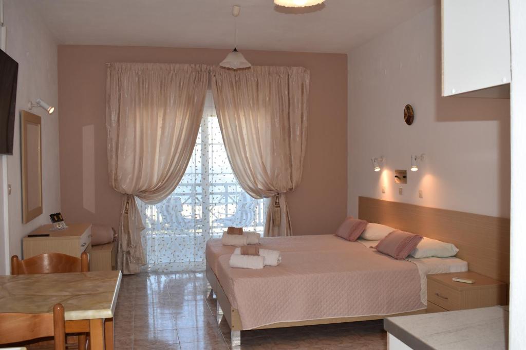 Postel nebo postele na pokoji v ubytování Xenios Zeus Hotel