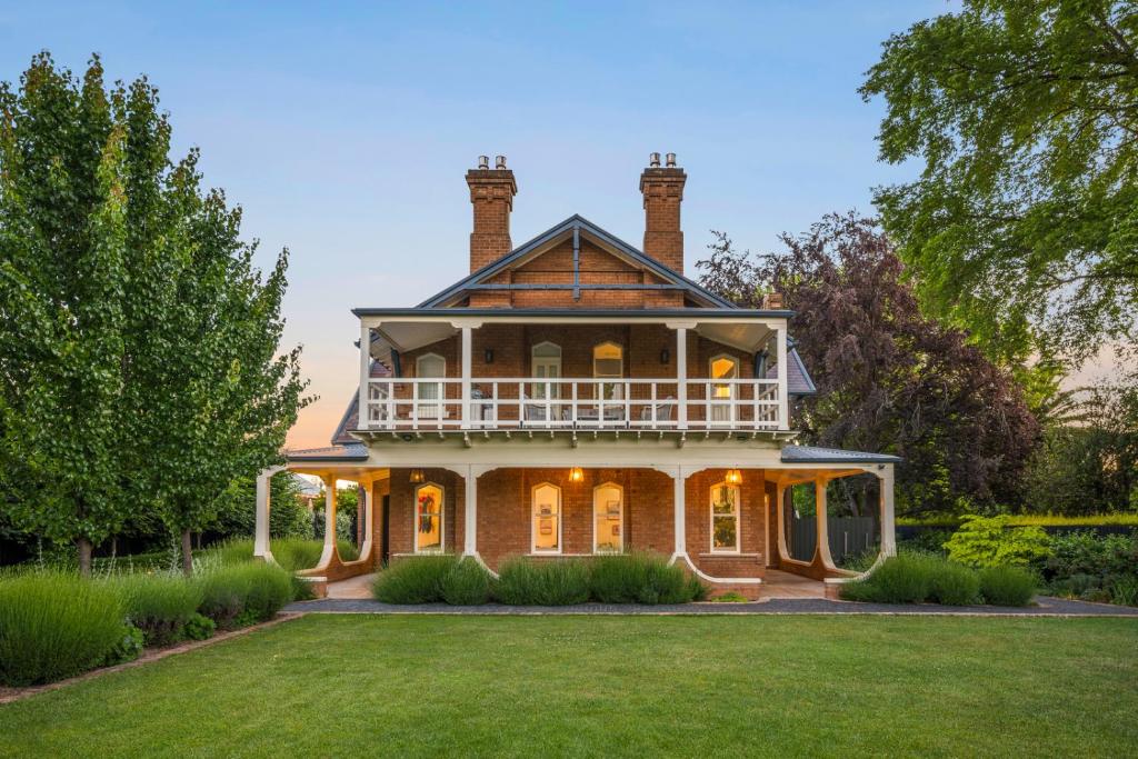 オレンジにあるYallungah Boutique Hotelの芝生の玄関付き大家