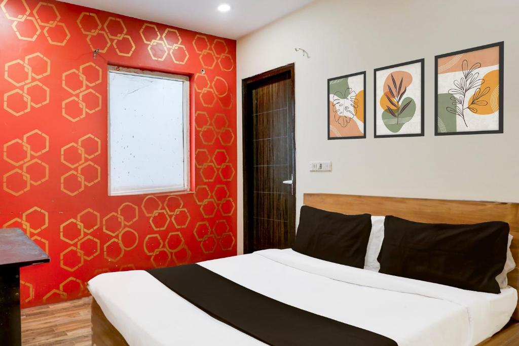 Postel nebo postele na pokoji v ubytování Super Hotel O S J Residency