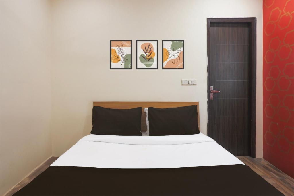 Postel nebo postele na pokoji v ubytování Super Hotel O S J Residency