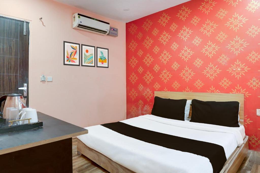 Postel nebo postele na pokoji v ubytování Super Hotel O S J Residency