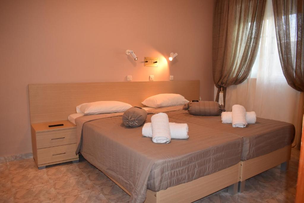 Postel nebo postele na pokoji v ubytování Xenios Zeus Hotel