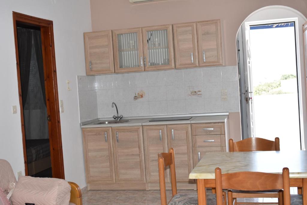 Kuchyň nebo kuchyňský kout v ubytování Xenios Zeus Hotel