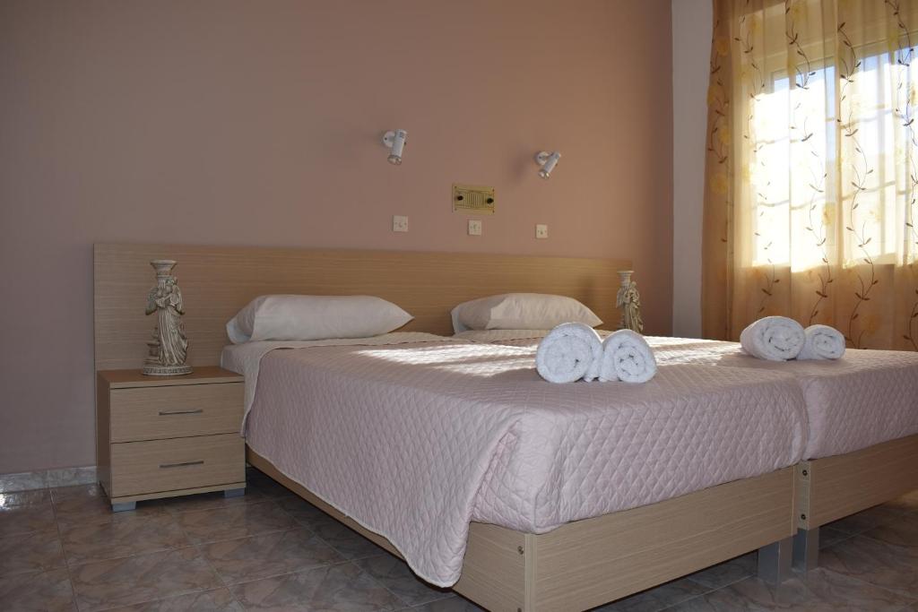 Postel nebo postele na pokoji v ubytování Xenios Zeus Hotel
