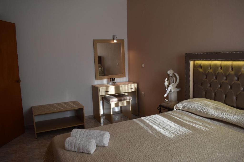 Postel nebo postele na pokoji v ubytování Xenios Zeus Hotel