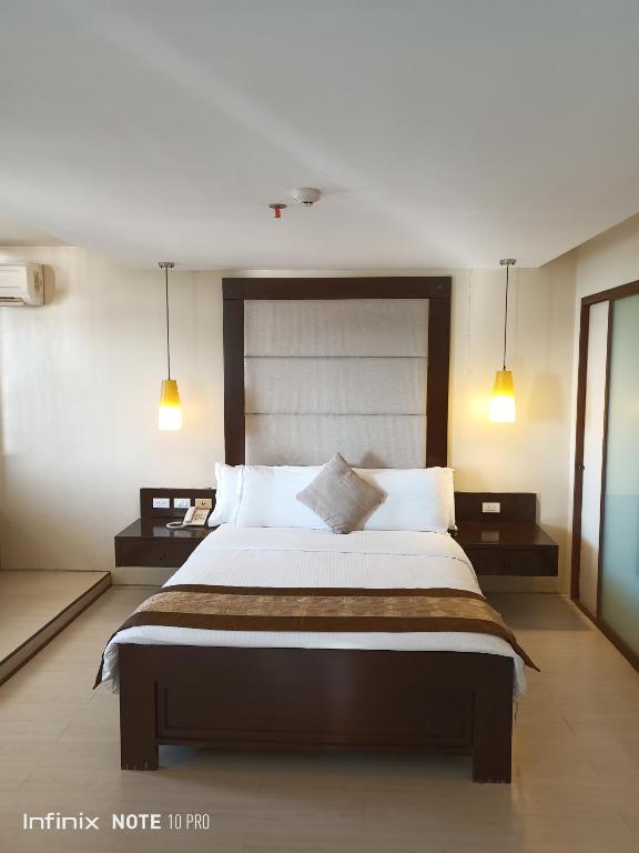 Postel nebo postele na pokoji v ubytování Coron Gateway Hotel & Suites