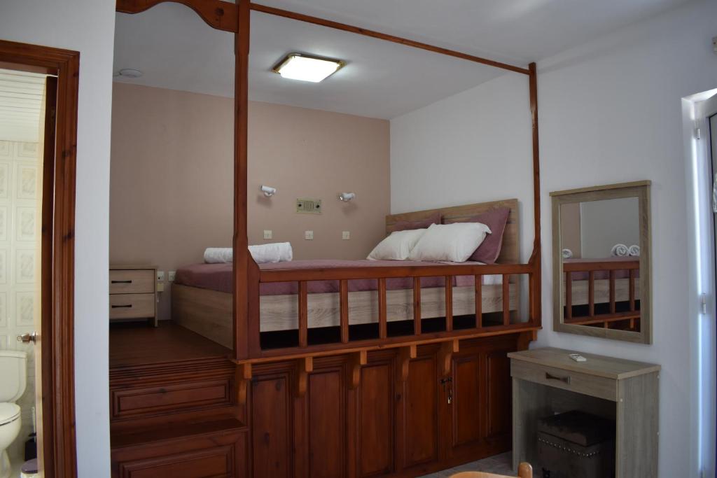 Postel nebo postele na pokoji v ubytování Xenios Zeus Hotel