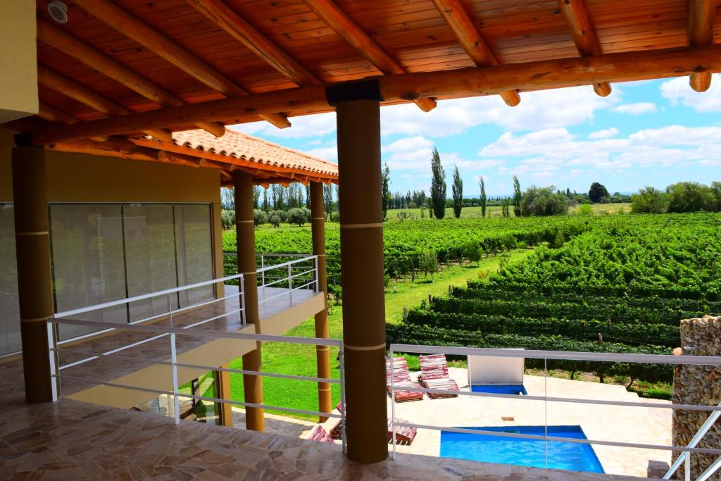 Un jardín fuera de Chaglasian Wine & Suites