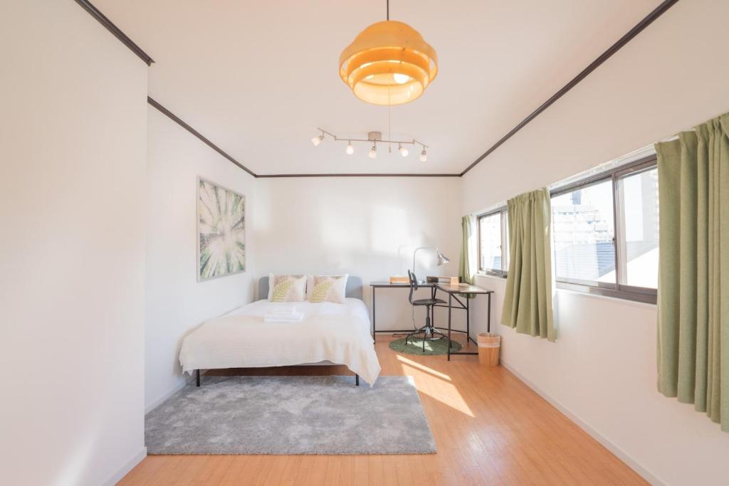 大阪市にあるSumiyoshi Marie - Vacation STAY 12161の白いベッドルーム(ベッド1台、テーブル付)