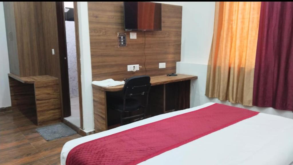 Postel nebo postele na pokoji v ubytování Taj Classic Agra