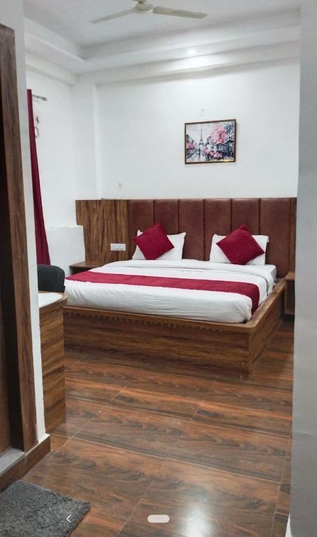 Postel nebo postele na pokoji v ubytování Taj Classic Agra