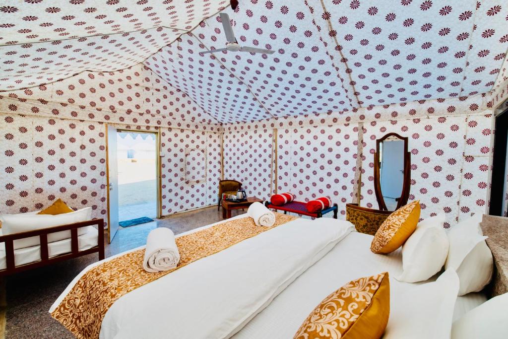 Postel nebo postele na pokoji v ubytování Desert Overnights Luxurious Camp And Resort