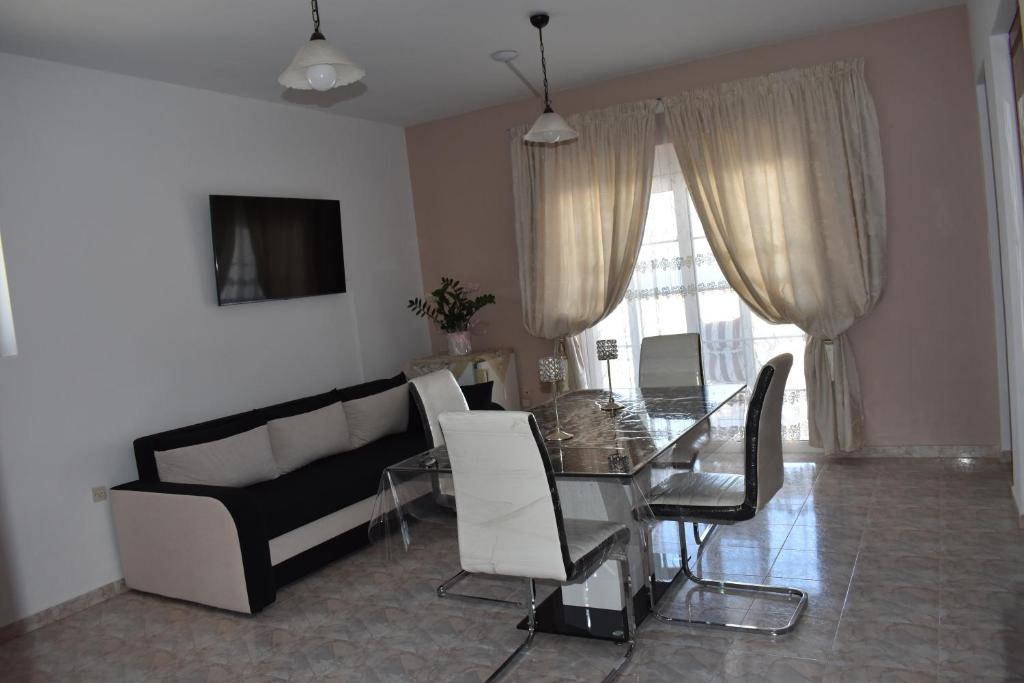 TV a/nebo společenská místnost v ubytování Xenios Zeus Hotel