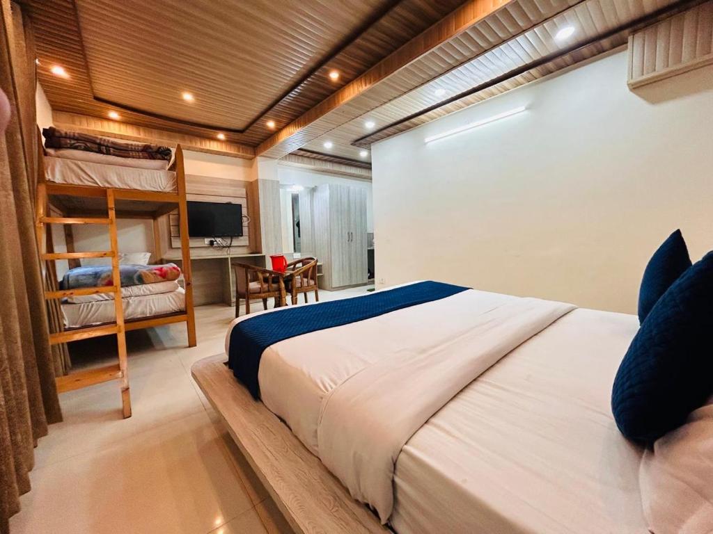 Postel nebo postele na pokoji v ubytování Yog Maya Regency B&B